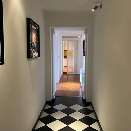 Apartment Hostdomus - September